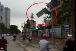 Người đi đường hoảng sợ thấy cẩu tháp đu đưa pano giữa không trung