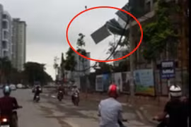 Người đi đường hoảng sợ thấy cẩu tháp đu đưa pano giữa không trung