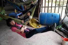 Nữ phượt thủ ngủ vắt vẻo trên sợi dây gây "bão" mạng