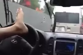 Sốc: Coi thường tính mạng, lái xe bằng chân giữa phố đông Hà Nội