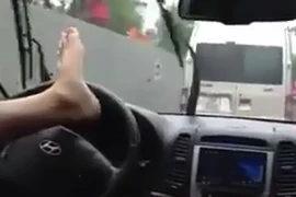 Sốc: Coi thường tính mạng, lái xe bằng chân giữa phố đông Hà Nội