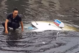 Taxi lao thẳng xuống sông Tô Lịch, lái xe bung cửa thoát chết