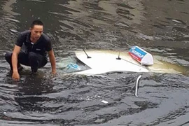 Taxi lao thẳng xuống sông Tô Lịch, lái xe bung cửa thoát chết