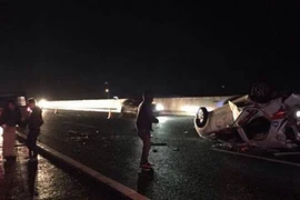 Xe 16 chỗ đâm taxi trên cao tốc Hà Nội – Hải Phòng, nhiều người đi cấp cứu