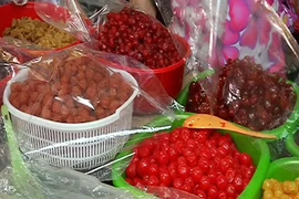 Các loại mứt Tết bày bán tại chợ – Cảnh báo nguy cơ ngộ độc thực phẩm