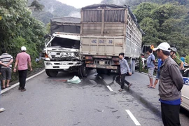 Tai nạn trên đèo Bảo Lộc, 1 xe rơi xuống vực, 1 xe va vách núi