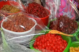 Các loại mứt Tết bày bán tại chợ – Cảnh báo nguy cơ ngộ độc thực phẩm