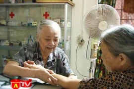 Chuyện về người bác sỹ 83 tuổi tận tâm chữa bệnh miễn phí cứu người