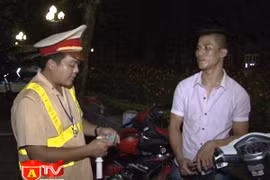 Lực lượng 141 truy quét các lái xe chở nữ tiếp viên vi phạm giao thông