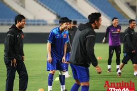 Thầy trò HLV Hữu Thắng cười tươi hết cỡ trước trận đánh lớn