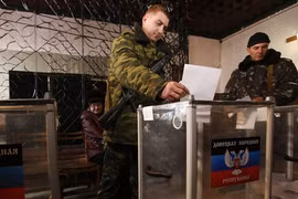 Miền đông Ukraine thắng lợi bầu cử, quan hệ Nga - phương Tây vào “ngõ cụt“