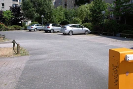 Nơi Hitler tự tử giờ là chiếc hộp nhỏ cạnh bãi đỗ xe