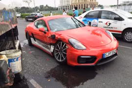 Siêu xe Porsche gặp nạn trên đường phố TP.HCM