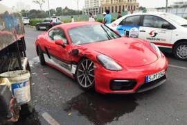 Siêu xe Porsche gặp nạn trên đường phố TP.HCM