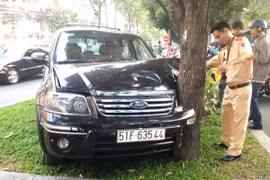 Ô tô 7 chỗ húc người đàn ông bất tỉnh tại chỗ, nhiều người đi đường thoát chết 