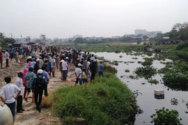 Hàng trăm người "phơi nắng" theo dõi lặn tìm người đàn ông nhảy kênh tự tử