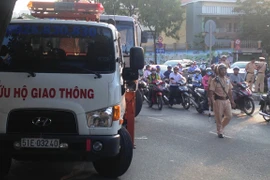 Xe ben gãy trục, chắn giữa đường, ách tắc nghiêm trọng ở trung tâm TP.HCM