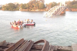 Bắt giữ cậu – cháu lái tàu đâm gãy, sập cầu Ghềnh ở Đồng Nai