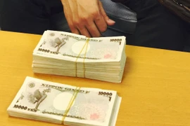 Hải quan sân bay bắt vụ vận chuyển ngoại tệ trái phép