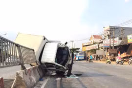 Cả gia đình gào thét kêu cứu trong xe tải lật vắt ngang dải phân cách