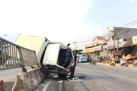 Cả gia đình gào thét kêu cứu trong xe tải lật vắt ngang dải phân cách
