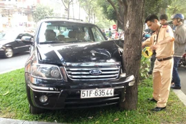 Ô tô 7 chỗ húc người đàn ông bất tỉnh tại chỗ, nhiều người đi đường thoát chết 