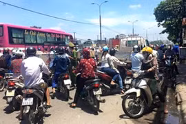 Đoạn đường Giải Phóng bị ùn tắc vì cột điện phát cháy