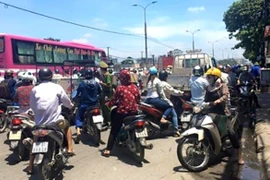 Đoạn đường Giải Phóng bị ùn tắc vì cột điện phát cháy