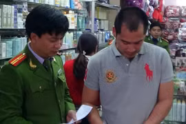 Thu giữ hàng nghìn hộp mỹ phẩm, hàng trăm chai rượu ngoại “xách tay”