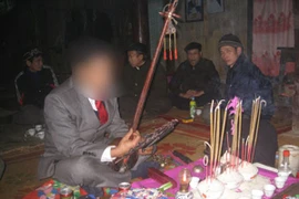 “Thánh cô” cặp bồ “thầy cúng” để tung chiêu "cứu nhân độ thế"