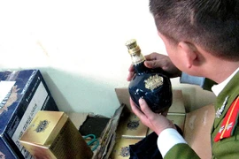 Thu giữ hàng chục chai rượu ngoại bạc triệu nhập lậu