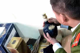 Thu giữ hàng chục chai rượu ngoại bạc triệu nhập lậu