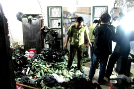 Triệt phá xưởng sản xuất giày quân trang giả