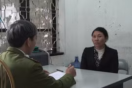 Nữ tài xế taxi dù, hất TTGT lên nắp ca-pô