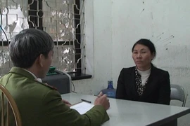 Nữ tài xế taxi dù, hất TTGT lên nắp ca-pô