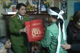 Giám đốc CATP Hà Nội thăm hỏi các gia đình có công với Cách mạng