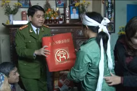 Giám đốc CATP Hà Nội thăm hỏi các gia đình có công với Cách mạng