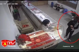 Túng quẫn, lái taxi đi cướp tiệm vàng