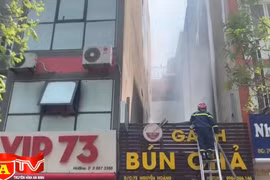 Dập tắt đám cháy tại quán bún chả trên phố Nguyễn Hoàng