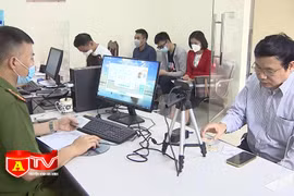 Công an cấp cơ sở đẩy mạnh cấp tài khoản định danh điện tử cho công dân