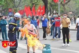  Tuyên truyền PCCC tại phố đi bộ Hoàn Kiếm