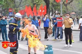  Tuyên truyền PCCC tại phố đi bộ Hoàn Kiếm