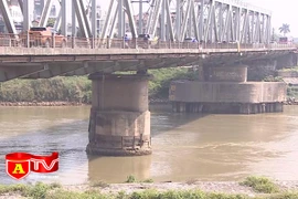 Cầu Đuống xuống cấp nghiêm trọng, người tham gia giao thông lo lắng