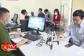 Công an cấp cơ sở đẩy mạnh cấp tài khoản định danh điện tử cho công dân