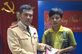 Đội CSGT số 2 trả lại giấy tờ tùy thân cho người đánh rơi