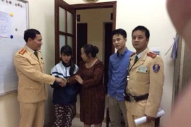 Đứng co ro khóc trong mưa rét, cháu bé đi lạc được CSGT cứu giúp