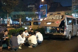 Triệu tập 3 đối tượng đánh, ngăn cản lái xe cứu thương chở thi thể cháu bé