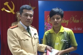 Đội CSGT số 2 trả lại giấy tờ tùy thân cho người đánh rơi