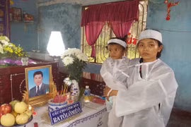 Sét đánh tử vong 2 người bốc vác khoai mì thuê