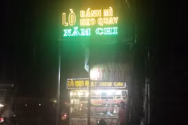 Cụ bà bị thanh niên nghi "ngáo đá" cầm xiên thịt khống chế